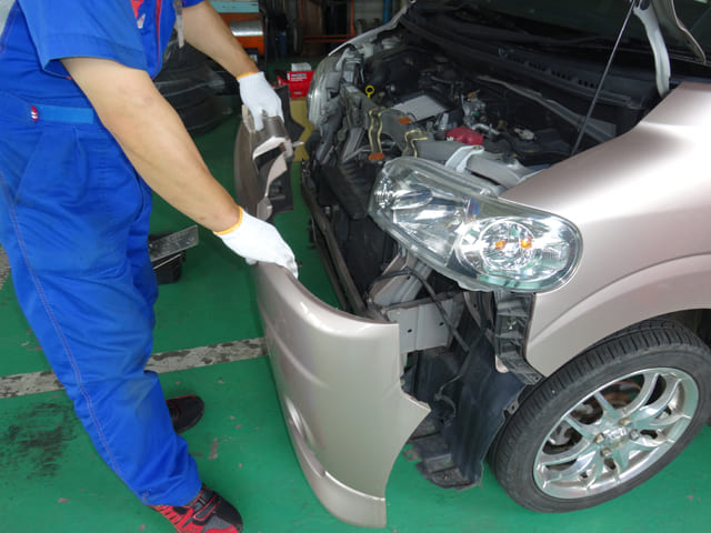 車体フロント部を取り付け