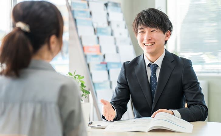 笑顔で説明する男性